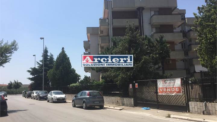 AMPIO MAGAZZINO - INVESTIMENTO!