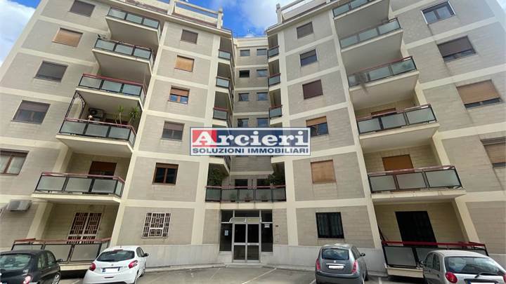 ELEGANTE APPARTAMENTO DI AMPIA METRATURA NEL PRESTIGIOSO RESIDENCE VITRANI