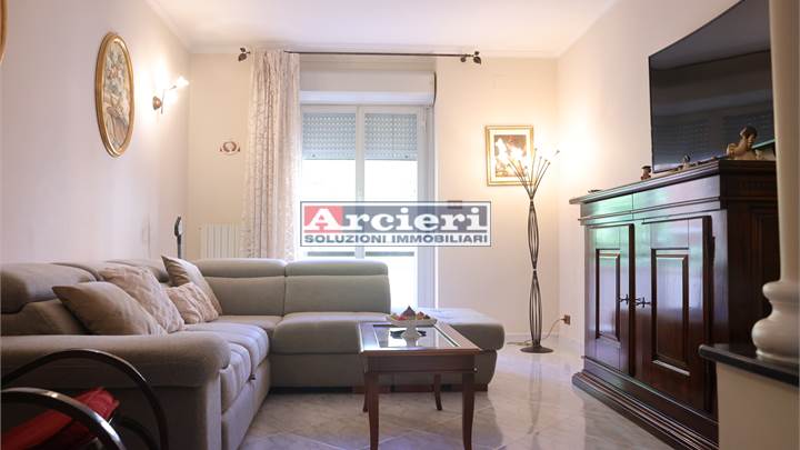 Ampio e luminoso 4 vani con box auto in Via Pigna – Zona Torricelli